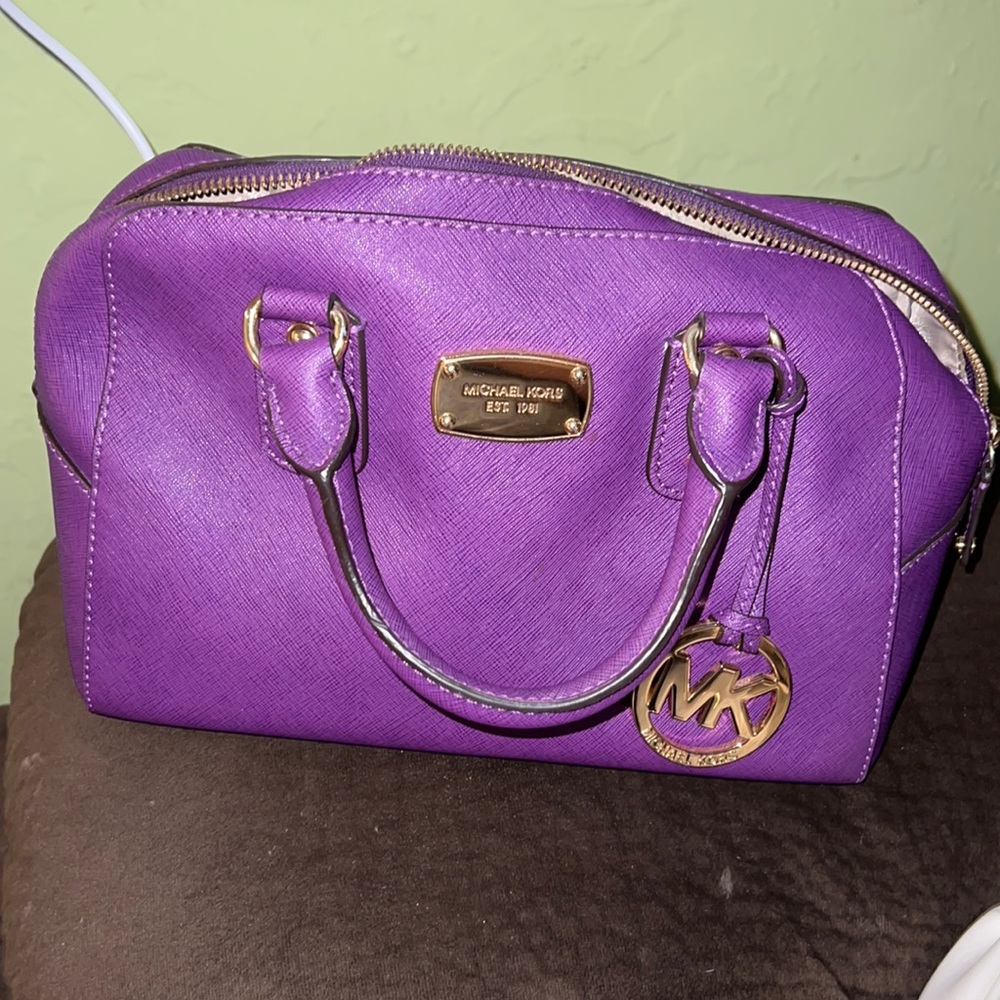 Mk hand purse 👜 clean interior purple color beautiful 🤩